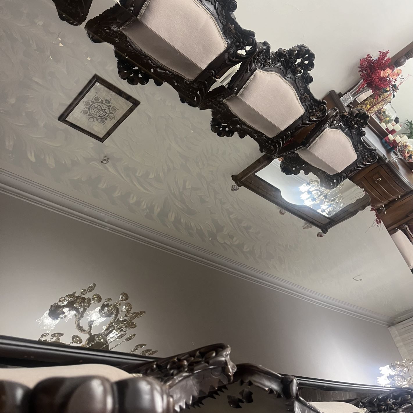 مبل ساخته‌شده از چوب گردو